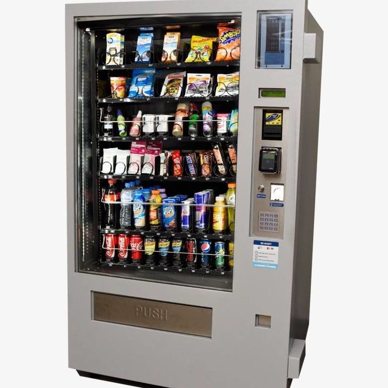 Máquina vendedora de bebidas frias 220V 50HZ com adesivos de pintura de cores personalizados dentro da tensão